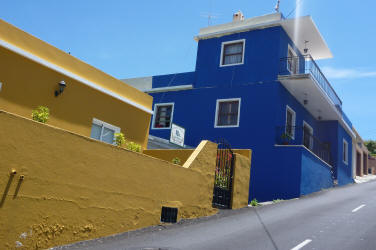 Felgekleurde huizen onderweg (en steil hier!)